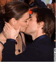 Photo: Tom Cruise kissing Katie Holmes 