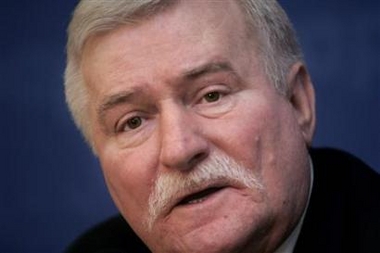 Lech Walesa to Get Heart Transplant Photo Former Polish President and Solidarity hero Lech Walesa in Warsaw, December 8, 2006. Walesa said on Wednesday he would undergo a heart transplant. (Katarina Stoltz/Reuters)