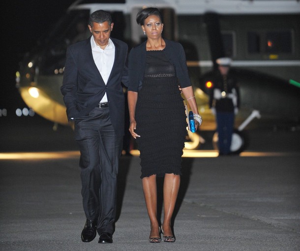 US President Barack Obama and First Lady Michelle Obama make their way to board Air Force One before departing John F. Kennedy International Airport May 30, 2009 in New York City. Obama and his wife are on a personal trip to New York City.