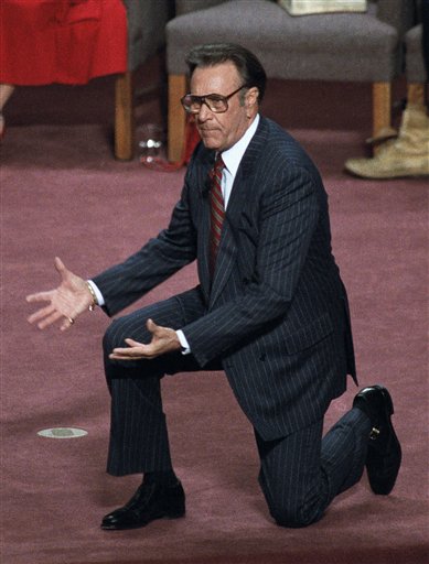 In this April 5, 1987 file photo, evangelist Oral Roberts gives a sermon to members of the Church on the Rock, in Rockwall, Texas. Evangelist Oral Roberts, who rose from tent revivals to found a multimillion-dollar organization and an Oklahoma university bearing his name, died Tuesday, Dec. 15, 2009. He was 91. (AP Photo/Carlos Osorio)